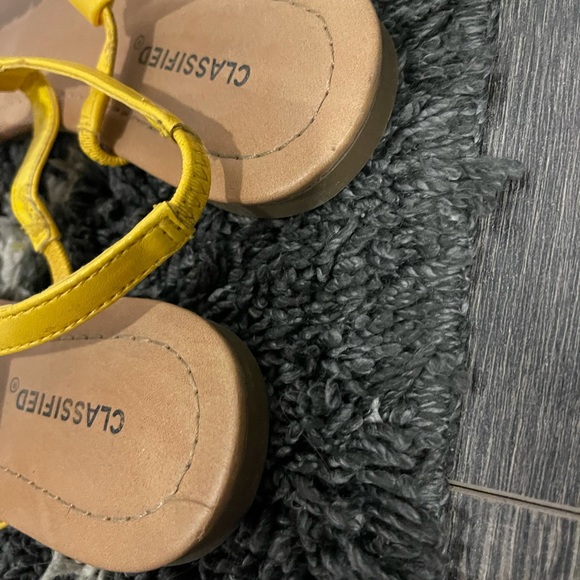 Yellow Flats - Picture 3 of 3